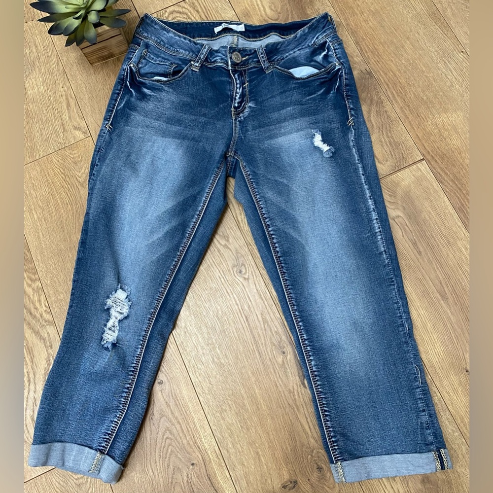 Juniors YMI Medium Wash
Distressed Denim Capri Jeans
Size 9